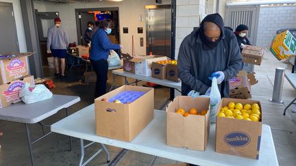 Une distribution alimentaire organisée par l'association&nbsp;"Martha's House",&nbsp;dans la capitale américaine Washington DC, mercredi 15 avril 2020.&nbsp; (GRÉGORY PHILIPPS / RADIO FRANCE)