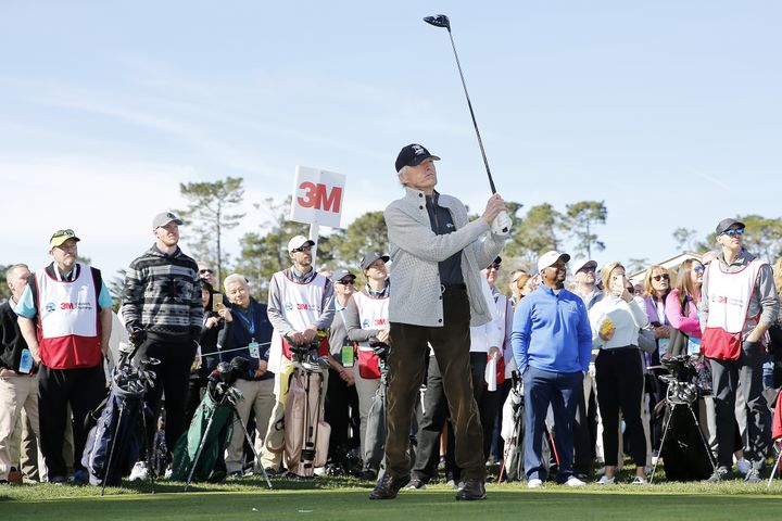 Clint Eastwood joue&nbsp;au golf,&nbsp;le 5 février 2020, à Pebble Beach, en Californie (Etats-Unis). (MICHAEL REAVES / GETTY IMAGES NORTH AMERICA)