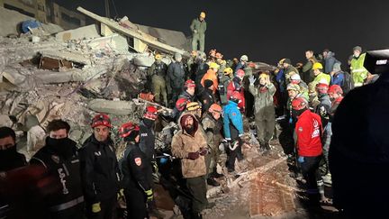 Les secours continuent de s'activer à Kahramanmaras, épicentre du séisme en Turquie. (WILLY MOREAU / FRANCEINFO)