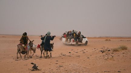 Un véhicule transportant des migrants vers la Libye à&nbsp; Agadez, Niger, 18 mars 2019. (MORGANE WIRTZ / HANS LUCAS)