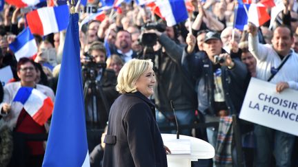 Marine Le Pen, lors d'un meeting à&nbsp;Ennemain (Somme), le 4 mai 2017.&nbsp; (PHILIPPE HUGUEN / AFP)