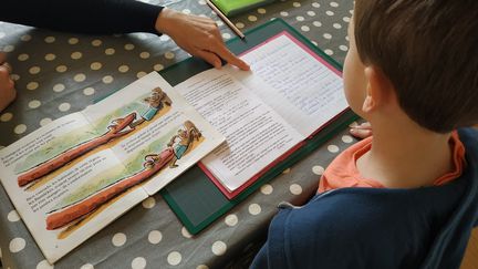 Un écolier confiné à la maison, qui fait ses devoirs. (XAVIER LOUVEL / RADIO FRANCE)