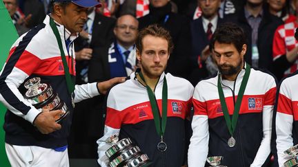 La tristesse de Lucas Pouille sur le podium de la finale de la Coupe Davis 2018 (PHILIPPE HUGUEN / AFP)