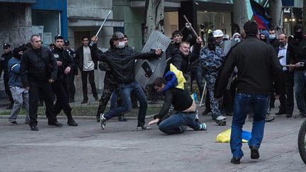 Des activistes pro-russes attaquent des manifestants pro-ukrainiens dans le centre ville.
 
 
 (Maria Turchenkova)