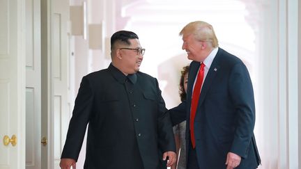 Donald Trump et Kim Jong-un discutent en marge du sommet entre leurs deux pays, à Singapour, le 12 juin 2018. (KCNA VIA KNS / AFP)