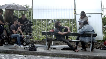 Romain Duris sur le tournage de la série "Vernon Subutex" à Paris, le 30 mai 2018. (XAVIER LAHACHE / JE FILMS / TETRA MEDIA FICTION / CANAL+)