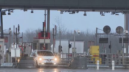 Les péages vont augmenter de 2%, mardi 1er février. En revanche, il s'agit d'une moyenne : la situation peut être très différente d'une autoroute à l'autre. (FRANCE 2)