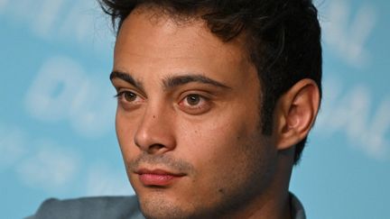 L'acteur Sofiane Bennacer&nbsp;lors d'une conférence de presse pour le film "Les Amandiers", à l'occasion de la 75e édition du Festival de Cannes, le 23 mai 2022. (STEFANO RELLANDINI / AFP)