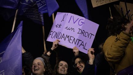 Des manifestants rappellent que l'IVG est un droif fondamental, lors des célébrations de l'inscription de l'avortement dans la Constitution, place du Trocadéro, lundi 4 mars 2024. (MATHILDE KACZKOWSKI / HANS LUCAS)