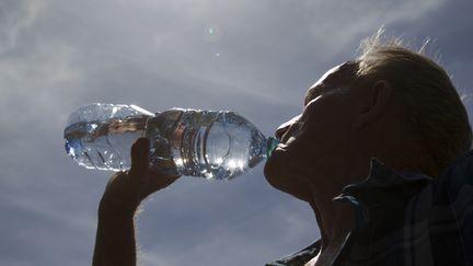 Une personne boit de l'eau, photo d'illustration. (THIBAUT DURAND / HANS LUCAS)