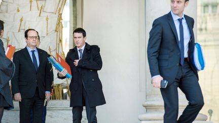 Le ministre de l'Economie, Emmanuel Macron (à droite), quitte l'Elysée sous les regards du président François Hollande et du Premier ministre Manuel Valls, le 3 février 2016 à Paris. (CHAMUSSY / SIPA)