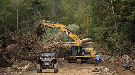 Ausrüstung versucht, eine durch Hurrikan Helene am 30. September 2024 zerstörte Straße in der Nähe von Fairview, North Carolina, zu räumen. (SEAN RAYFORD/GETTY IMAGES NORDAMERIKA)