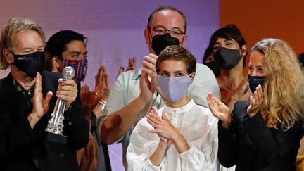 La réalisatrice géorgienne Dea Kulumbegashvili, au centre, recevant la&nbsp;"Concha de Oro"&nbsp;(la Coquille d'or) du meilleur film au festival international du film de Saint Sébastien, en Espagne le 26 septembre 2020. (JUAN HERRERO / EFE)