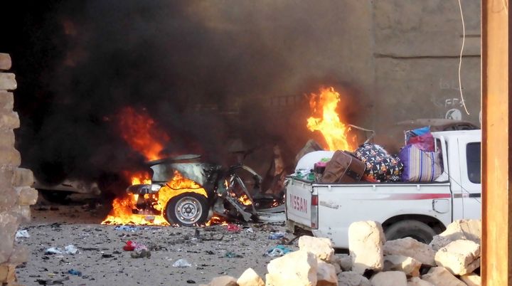 Une voiture flambe apr&egrave;s des combats &agrave; Ramadi, en Irak, le 16 mai 2015. (  REUTERS)