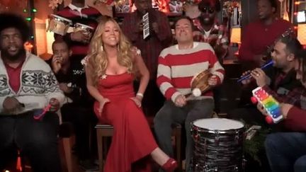 Mariah Carey, les Roots et Jimmy Fallon (pull à rayures) au &quot;Late Night Show&quot;.
 (NBC)