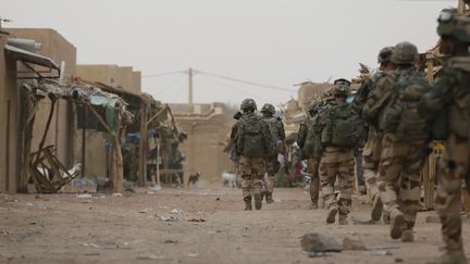 Des militaires fran&ccedil;ais patrouillent &agrave; Kidal au Mali, le 27 juillet 2013. (KENZO TRIBOUILLARD / AFP)