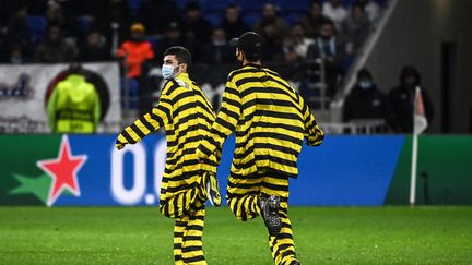 Les streakers déguisés en "Dalton" ont pénétré sur le terrain à la 38e minute du match d'Europa League entre l'OL et le Sparta Prague, le 4 novembre 2021 au Groupama Stadium de Lyon. (OLIVIER CHASSIGNOLE / AFP)