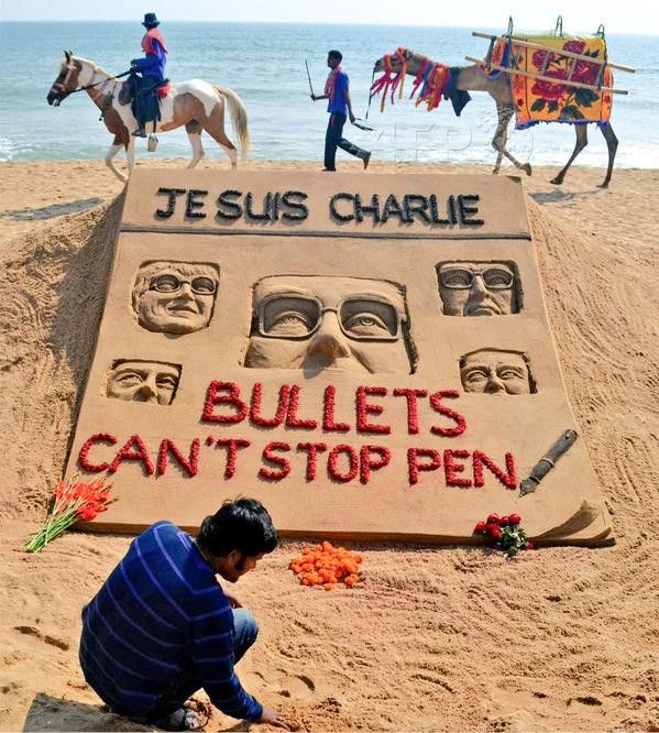 Hommage de l'artiste indien Sudarsan Pattnaik à Charlie Hebdo
 (ASIT KUMAR / AFP)