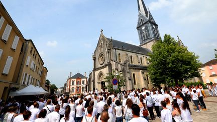 Des personnes habillées en blanc lors des funérailles de Kevin, à&nbsp;Mourmelon-le-Grand (Marne), le 8 juin 2018. (FRANCOIS NASCIMBENI / AFP)