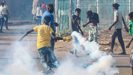 Un manifestant lance une grenade lacrymogène lors d'une nouvelle manifestation le 2 janvier 2022 à Khartoum, la capitale du Soudan. (MAHMOUD HJAJ / ANADOLU AGENCY)