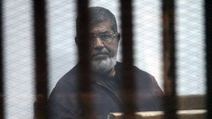 Le président Morsi derrière les barreaux en février 2017. Le président élu Mohamed Morsi, leader des Frères musulmans, a été renversé en 2013 par un coup d'Etat militaire qui a porté le général Sissi à la tête du pays.  (Moustafa El Shemy / ANADOLU AGENCY)