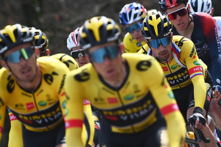 Primoz Roglic entouré de ses coéquipiers de la Jumbo-Visma durant la 5e étape de Paris-Nice le 10 mars 2022. (FRANCK FIFE / AFP)