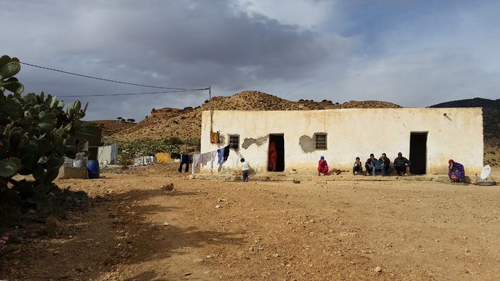 &nbsp; (La famille Soltani vit dans la peur depuis qu'un de ses enfants, Mabrouk 15 ans, a été décapité par des terroristes dans la montagne. © Mathilde Lemaire/Radio France)