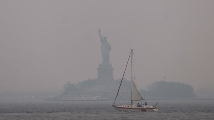 La fumée avait déjà fait son chemin jusqu'à New York le 6 juin 2023, gâchant la vue emblématique sur la statue de la Liberté. (SPENCER PLATT / GETTY IMAGES NORTH AMERICA / AFP)