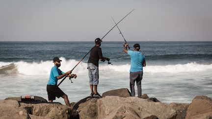 Des pêcheurs sur la populaire plage Blue Lagoon, au nord de Durban,&nbsp;le 17 juillet 2021.&nbsp; (RAJESH JANTILAL / AFP)