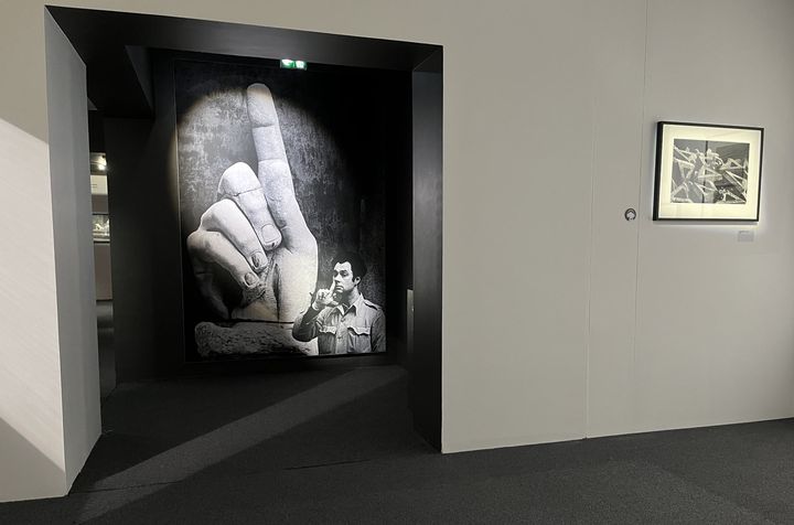 L'un des autoportraits pleins d'humour du photographe Elliott Erwitt qui ponctuent le parcours de la rétrospective au Musée Maillol. (LAURE NARLIAN / FRANCEINFO)