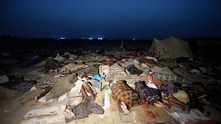 les migrants qui s’entassent par milliers vivent dans des conditions épouvantables. Beaucoup dorment à ciel ouvert sans nourriture ni aucun soins de santé.
 
Depuis le début de l’année 2013, l’OIM assure l’aide d’urgence médicale.
 
En 2013, faute de crédits suffisants, la distribution de repas gratuits a diminué de 90%. Seules les femmes et les personnes âgées reçoivent encore des repas.
 
De nombreux migrants affamés et sans aide médical finissent par mourir. (REUTERS / Khaled Abdullah)