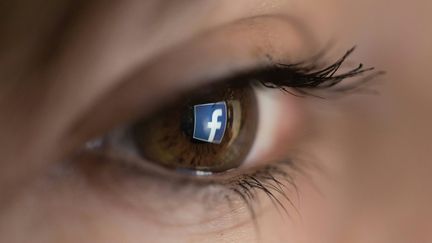 Chez Facebook,&nbsp;les standards de la communauté&nbsp;interdisent les discours de haine sur le réseau social. (CHRISTOPHE SIMON / AFP)