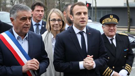 Le président de la République, Emmanuel Macron, avec la ministre de la Culture, Françoise Nyssen, et le maire des Mureaux, François Garay, le 20 février 2018 aux Mureaux (Yvelines).&nbsp; (LUDOVIC MARIN / AFP)