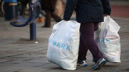 Un sac d'habits de marque irlandaise Primark le 5 d&eacute;cembre 2012 &agrave; Londres (Royaume-Uni). (OLI SCARFF / GETTY IMAGES NORTH AMERICA)