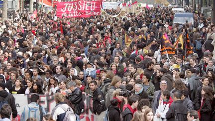 Lors d'une manifestation contre le Contrat nouvelle&nbsp;embauche (CNE), le 11 avril 2006 à Paris. (JACK GUEZ / AFP)