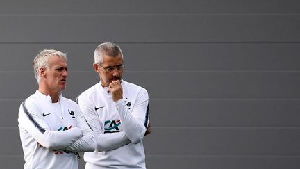 Le sélectionneur de l'équipe de France, Didier Deschamps (à gauche), discute avec le médecin Franck Le Gall lors d'une séance d'entraînement au stade Glebovets à Istra, à l'ouest de Moscou, le 7 juillet 2018. (FRANCK FIFE / AFP)