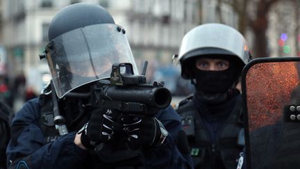 Forces de l'ordre : l'usage du lanceur de balles de défense maintenu