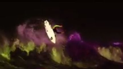 Sport : une session de surf nocturne et colorée