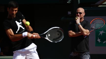 Novak Djokovic et son entraîneur André Agassi à Roland Garros, le 29 mai 2017.&nbsp; (MEHDI TAAMALLAH / NURPHOTO)