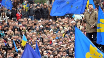 L'ancien champion de boxe,&nbsp;Vitali Klitschko (&agrave; droite), figure de l'opposition, rejoint les manifestants pro-europ&eacute;ens, sur la place de l'Ind&eacute;pendance, &agrave; Kiev, en Ukraine, samedi 1er d&eacute;cembre 2013.&nbsp; (SERGEI SUPINSKY / AFP)