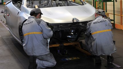 Des salari&eacute;s de Renault travaillent sur une cha&icirc;ne d'assemblage, &agrave; Douai (Nord), le 25 mai 2010. (PHILIPPE HUGUEN / AFP)