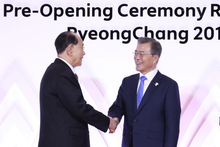 Le président nord-coréen (à gauche)&nbsp;Kim Yong-nam&nbsp;et son homologue sud-coréen (à droite)&nbsp;Moon Jae-in, le 9 février 2018 à&nbsp;Pyeongchang (Corée du Sud). (- / YONHAP)