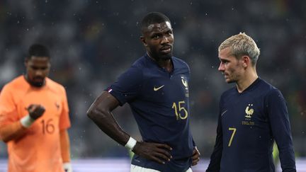 Marcus Thuram et Antoine Griezmann après la défaite de l'équipe de France face à l'Allemagne, le 12 septembre 2023. (FRANCK FIFE / AFP)