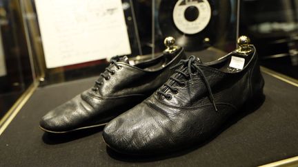 Les chaussures Repetto de Serge Gainsbourg vendues à Drouot (20 mars 2015)
 (Thomas Samson / AFP)