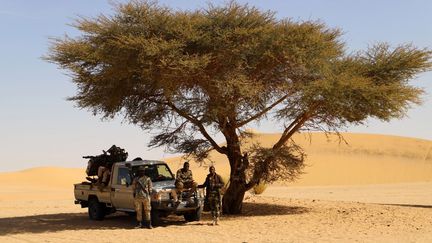 Des soldats nigériens en patrouille dans le désert d'Iferouane, le 12 février 2020.&nbsp; (SOULEYMANE AG ANARA / AFP)