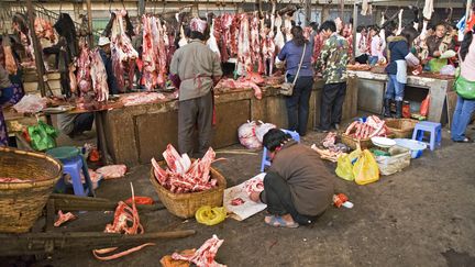 Un stand de boucherie sur un march&eacute; de la province du Yunnan (Chine), en 2007. (YVAN TRAVERT / PHOTONONSTOP)