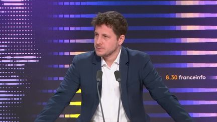 Le député écologiste Julien Bayou, invité du 8.30 franceinfo, jeudi 30 novembre 2023. (FRANCEINFO)