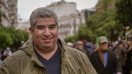 Le journaliste Akram Kharief lors d'une marche à Alger, en 2019. (Akram Kharief)