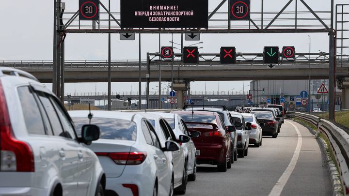 Des véhicules patientent avant de s'engager sur le pont de Crimée, le 18 juillet 2023. Une circulation alternée a été mise en place au niveau du tronçon détruit par une explosion. (SERGEI MALGAVKO / TASS / SIPA)