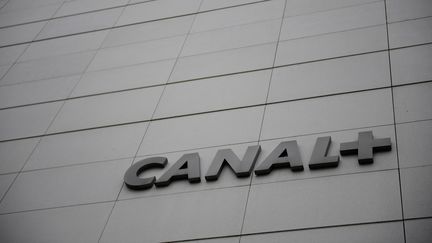 La façade du groupe Canal+, le 27 novembre 2017, à Issy-les-Moulineaux (Hauts-de-Seine). (MARTIN BUREAU / AFP)